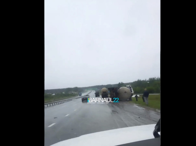 Бензовоз перевернулся на алтайской трассе, объезжая массовое ДТП