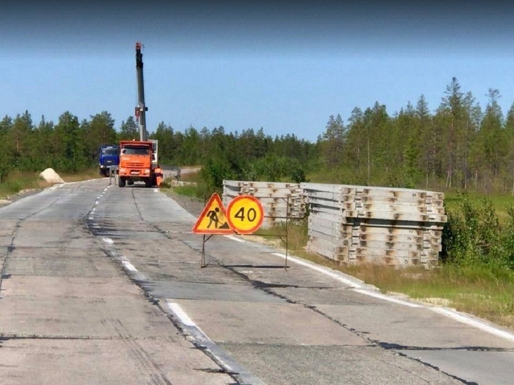 В Пуровском районе меняют и выравнивают плиты на 55-километровой трассе