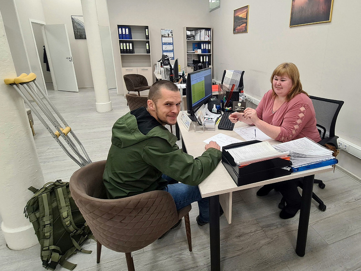 Фонд «Защитники Отечества», со­зданный по указу президента Владимира Путина, — надежная опора для ветеранов СВО и их семей, а также родных погибших бойцов. В ­Петербурге филиал государственной организации открылся 31 мая 2023 года. Вопросов, по которым ветераны СВО могут обратиться в фонд, — не счесть. А решать их помогают социальные координаторы (их в Петербурге 80) и социальные кураторы, которых 455.