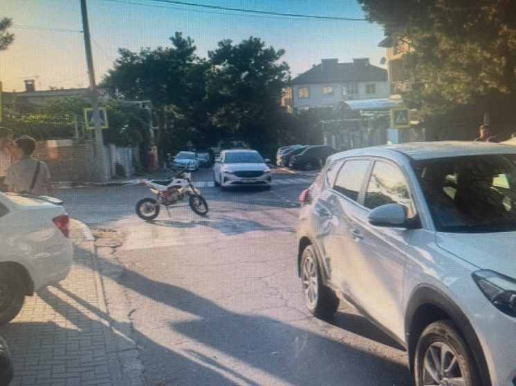 В Геленджике несовершеннолетний мотоциклист попал в больницу после столкновения с иномаркой
