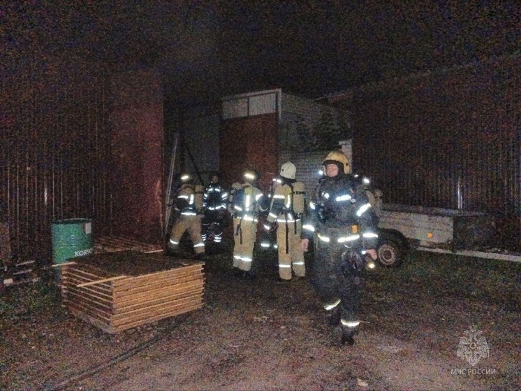 Ночью в Йошкар-Оле горел ангар на Ленинградской