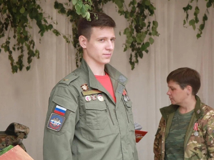 Захар Корнев стал частью команды петербургского филиала фонда после возвращения из зоны СВО. Он родом из Донецка, где боевые действия начались еще в 2014 году. В 18 лет, будучи студентом, он добровольно отправился защищать родные земли. В 2022‑м Захар вступил в ряды баталь­она «Восток» 11‑го отдельного гвардейского мотострелкового Еникаевско-­Дунайского полка. Принимал участие в СВО, в том числе на территории города — побратима Петербурга Мариуполя.