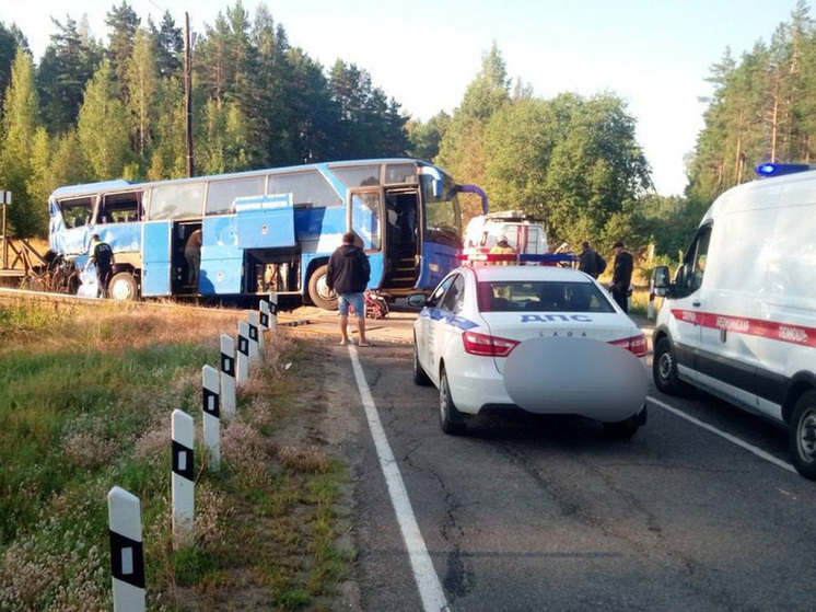 Один человек погиб и 16 пострадали в дорожно-­транспортном проис­шествии на перегоне Олонец — Лодейное Поле в Ленобласти. На регулируемом переезде станции Инема грузовой поезд врезался в автобус с туристами. В салоне находилось 40 человек.