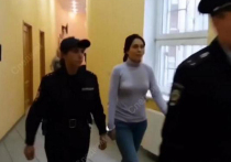 В Московском областном суде 6 августа прошло очередное заседание по нашумевшему делу об убийстве новорожденного ребенка, в котором обвиняются  и.о. главврача калининградского роддома № 4 Елена  Белая и анестезиолог-реаниматолог Элина Сушкевич. Первой вменяется  организация преступления, а второй — его исполнение. 
