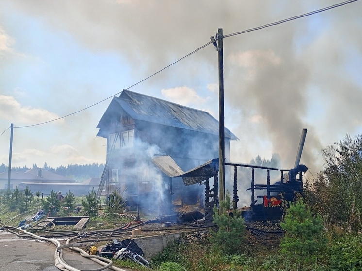 Пожарные спасли жилой дом от огня в Устьянском округе