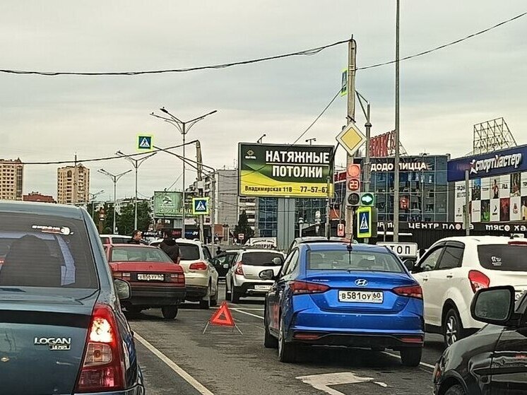 ДТП на улице Кузбасской дивизии заставило псковичей постоять в пробке