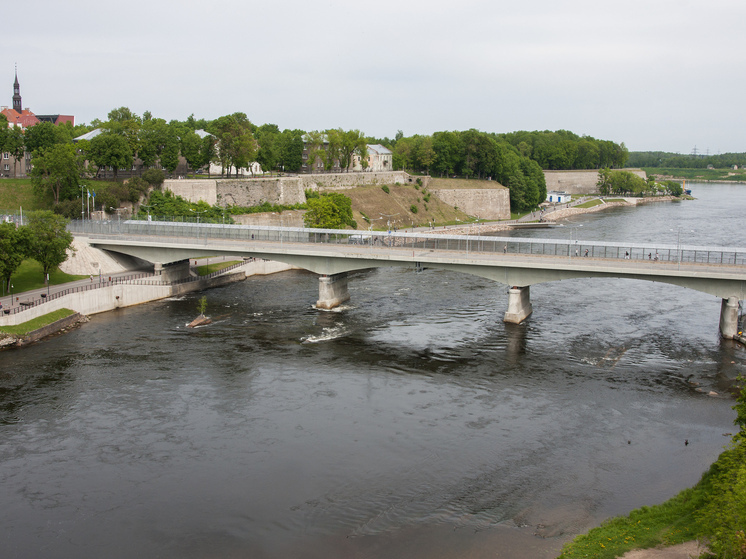 Пограничники Эстонии запускают пилотный проект по установке плавучих заграждений на реке Нарва