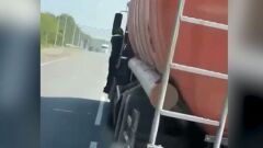 Водитель фуры в Тамбовской области прокатил на подножке инспектора, СК возбудил дело