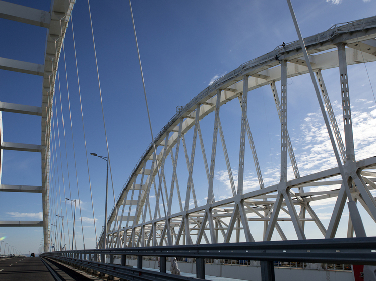 Проезд по Крымскому мосту приостановлен