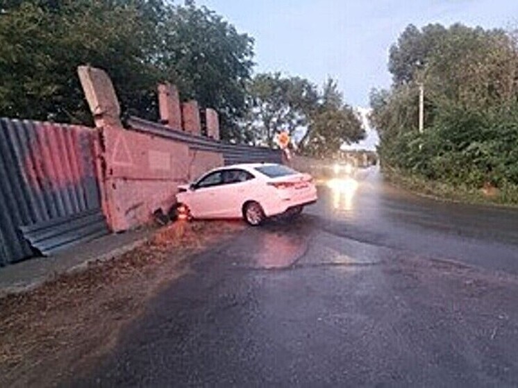 25-летний парень на Changan Alsvin влетел в бетонный забор в Самарской области