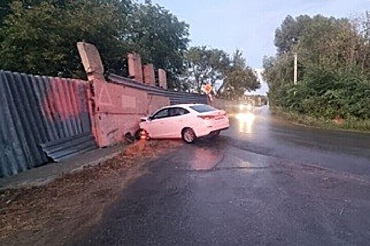 25-летний парень на Changan Alsvin влетел в бетонный забор в Самарской области