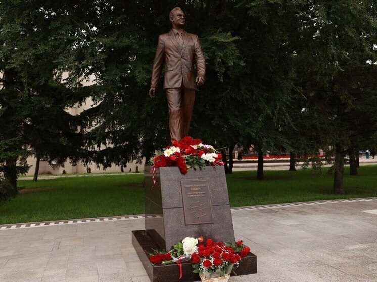 В Абакане открыли памятник народному мэру Булакину