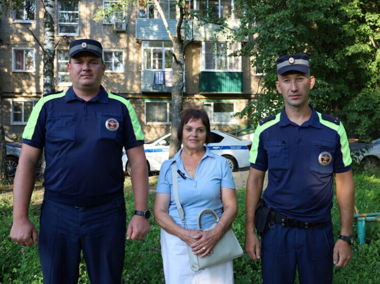 В Мичуринске инспекторы ДПС спасли женщину из задымлённого подъезда