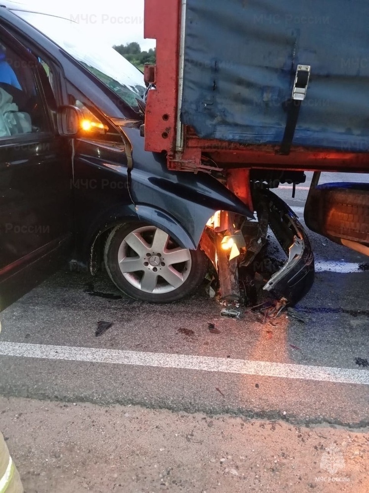 Легковушку раздавило фурой в калужском селе