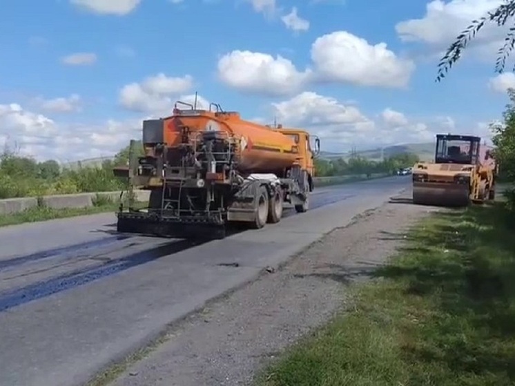 В Абакане начали ремонтировать асфальт на Северной дамбе