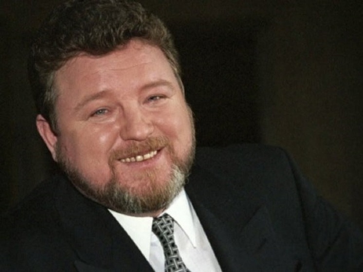 Ровно 20 лет назад в страшной аварии погиб губернатор Алтайского края Михаил Евдокимов. До избрания на должность главы региона он успешно снимался в кино и юмористических передачах, записывал музыку, вел активную творческую жизнь. Но в итоге решил уйти в политику. Михаил Евдокимов был главой региона чуть больше года — пока его жизнь трагически не оборвалась в результате автомобильной аварии.