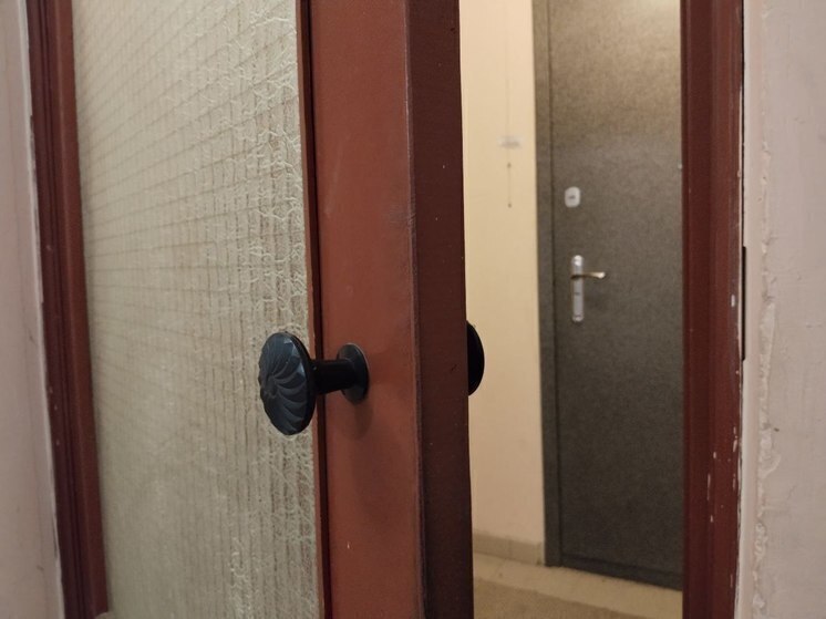 Белгородка пожаловалась на ночующую в подъезде пьяную женщину