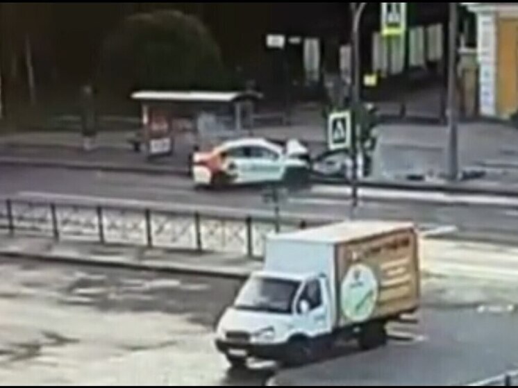 Пьяный гонщик на каршеринге влетел в остановку и сбил насмерть петербурженку