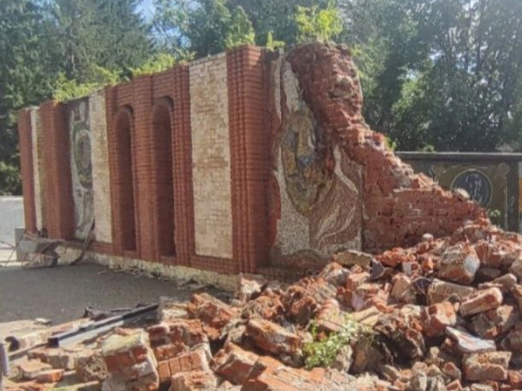 Жители Химок приостановили снос исторической мозаики в парке Толстого