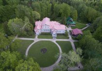 Содержание:


	История усадьбы
	Архитектурный ансамбль
	Посещение музея
	Как добраться
	Где поесть и отдохнуть рядом
	Мероприятия в августе и сентябре 2025 года




История усадьбы

Усадьба Абрамцево, расположенная на живописном берегу реки Вори в Сергиево-Посадском районе Московской области, представляет собой уникальный памятник русской культуры XIX–XX веков
