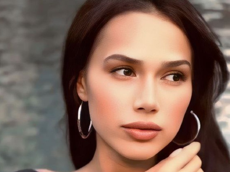 Олимпийская чемпионка в одиночном фигурном катании Алина Загитова провела вечер в компании подруги. Для ужина в кафе спортсменка выбрала откровенный наряд.