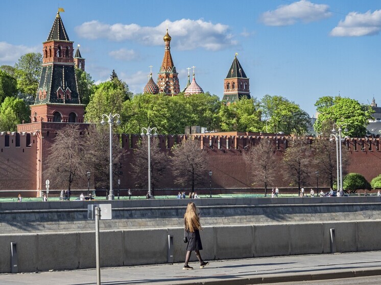 На Кремлевской набережной в Москве перекрыли движение
