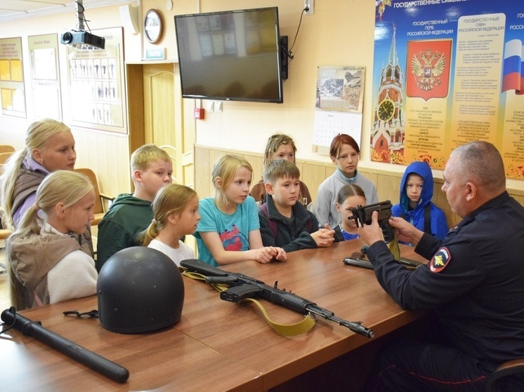 Воспитанники летнего лагеря «Дружба» побывали на экскурсии в УМВД России по НАО