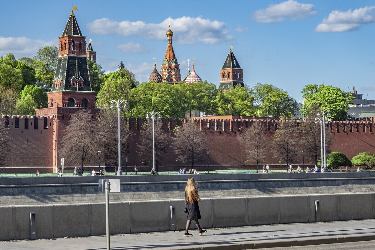 На Кремлевской набережной в Москве перекрыли движение