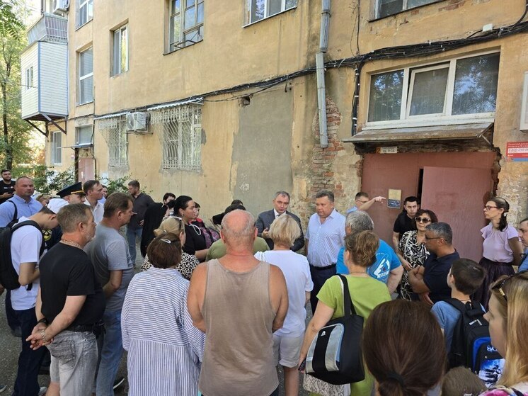 Жителей многоквартирного дома в Астрахани эвакуировали из-за смещения плиты в подвале