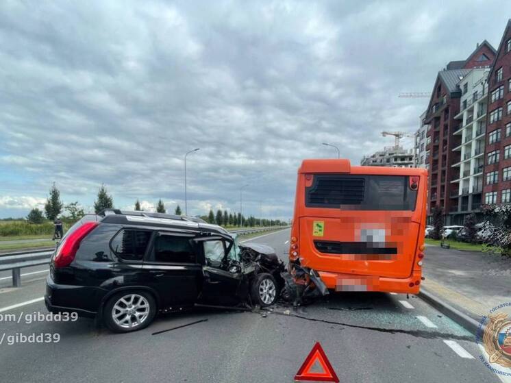 В Калининграде водитель легковушки врезался в автобус