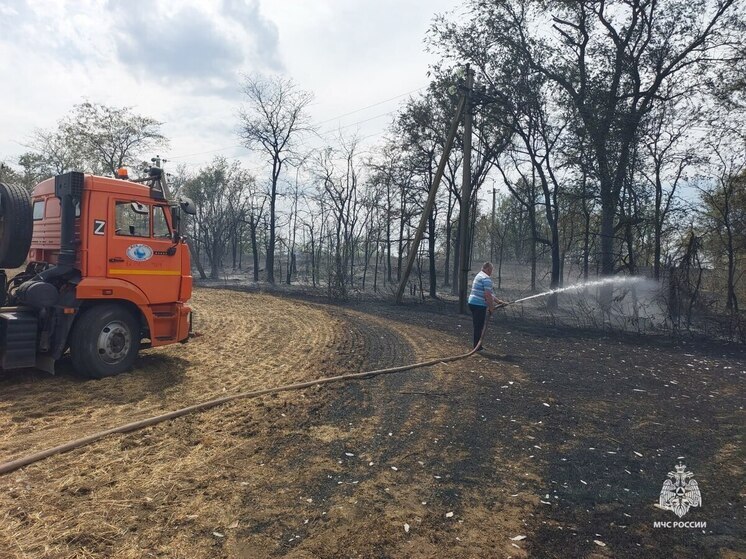 В Джанкойском районе тушат сухую траву на площади 300 «квадратов»