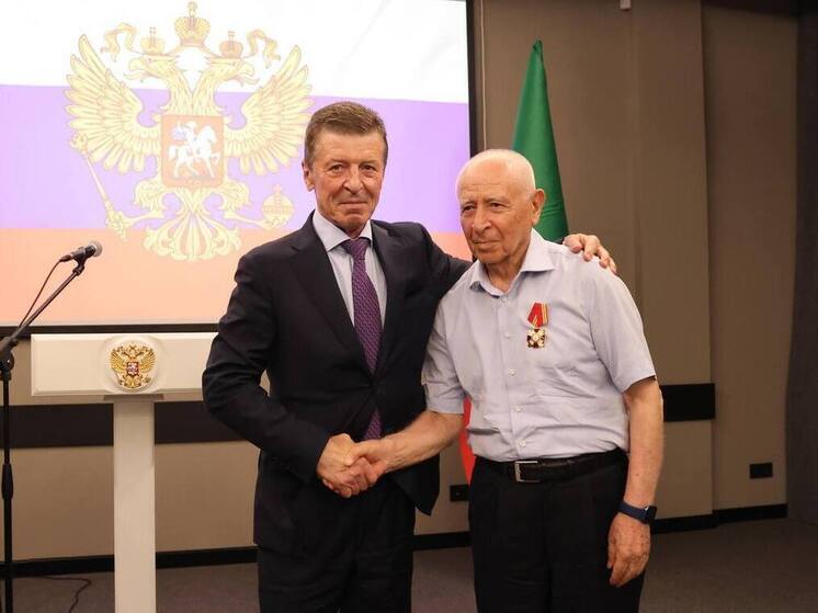 Дмитрий Козак вручил Муху Алиеву орден «За доблестный труд»