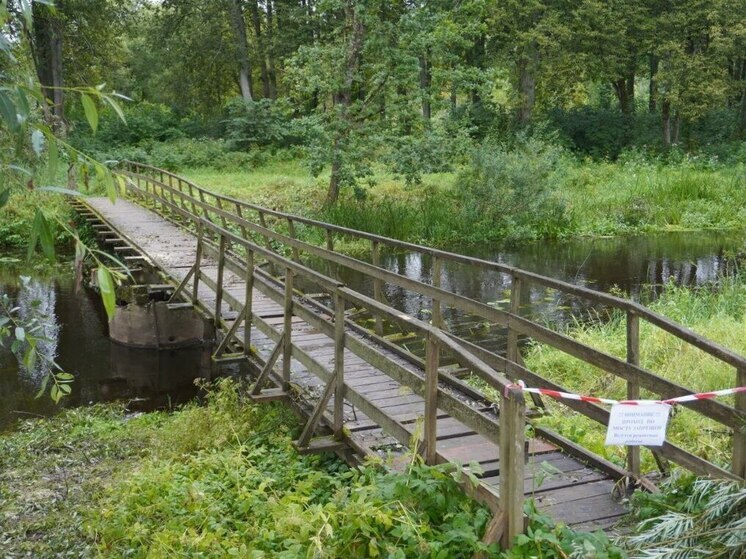 В Опочке стартовали работы по благоустройству территории у пешеходного моста на Набережной