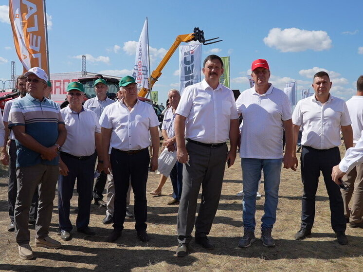 Волгоградские аграрии на Дне поля рассмотрели задачи на осенний посевной сезон