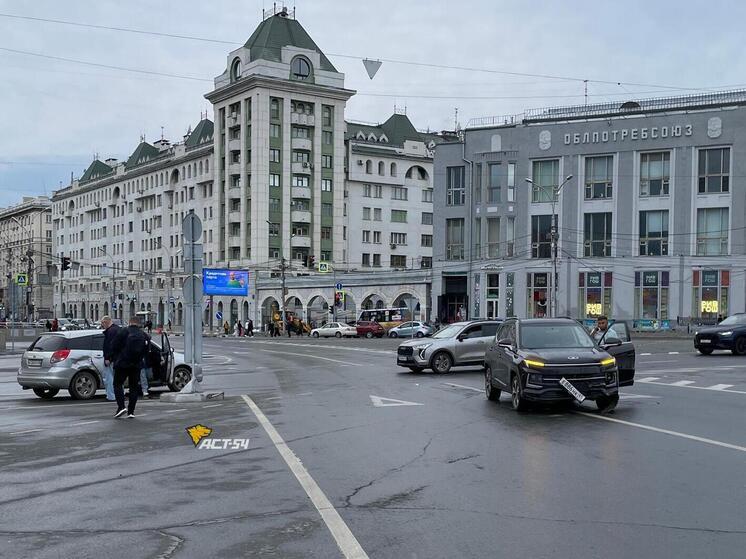 ДТП на Ленина в Новосибирске: столкнулись Toyota Matrix и Москвич 3