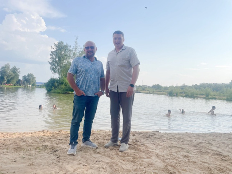 Депутаты привезли песок на пляж в Балабанове