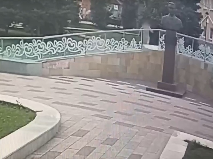 Стало известно, кто повредил стеклянное ограждение в сквере Ельца