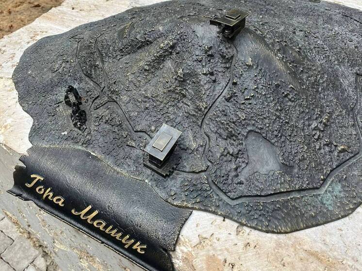 Сломавшие вышку на бронзовой миниатюре Машука молодые люди попали на камеры