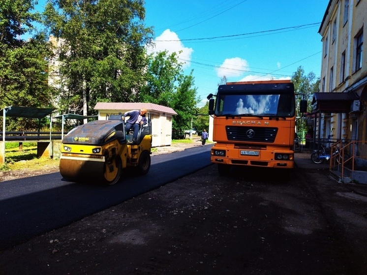 Началась укладка асфальта в микрорайоне Городок Старой Руссы