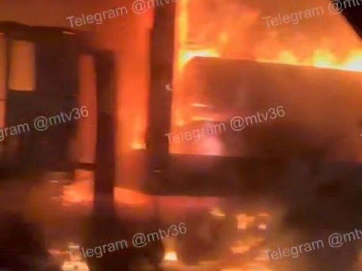 Горящая на трассе под Воронежем фура шокировала очевидцев