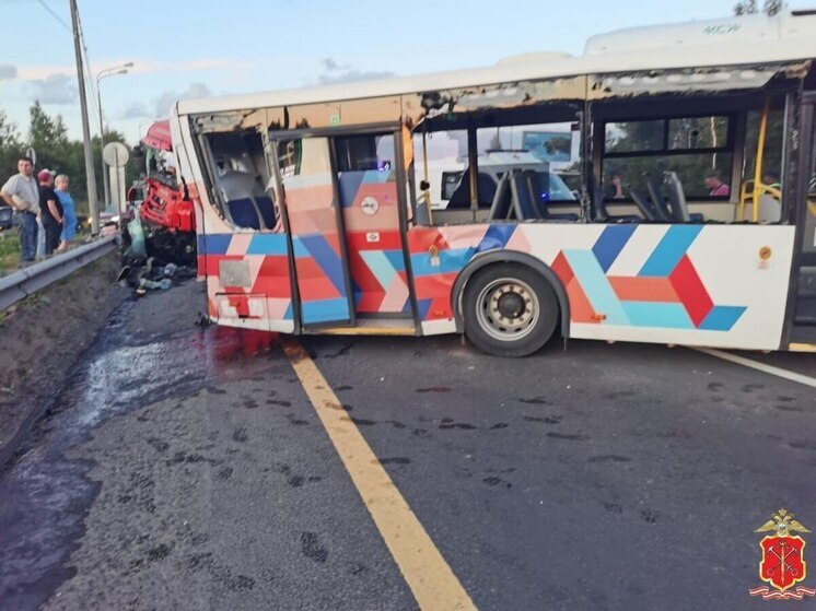 В ДТП с автобусом и фурой на трассе «Кола» пострадали 7 человек