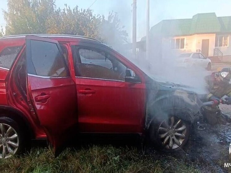 В Кимовском районе пожарные потушили автомобиль