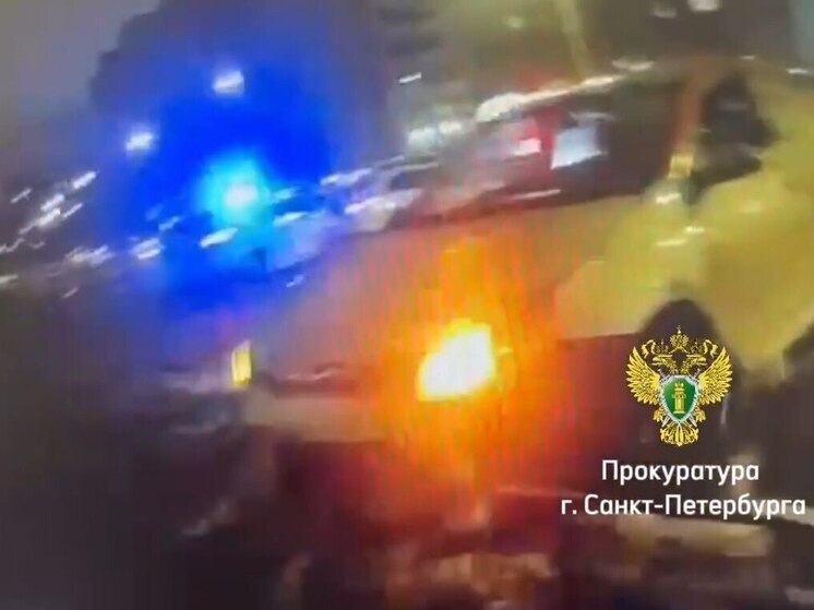 За сбитый светофор пьяная петербурженка на каршеринге получила крупный штраф