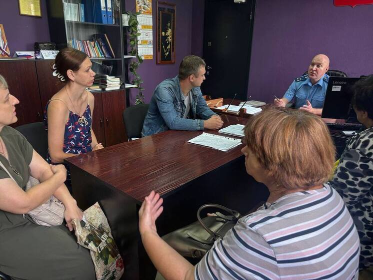 Великолучане рассказали о своих бедах прокурору