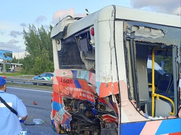 В полиции возбудили уголовное дело после ДТП с автобусом и фурой на трассе «Кола»