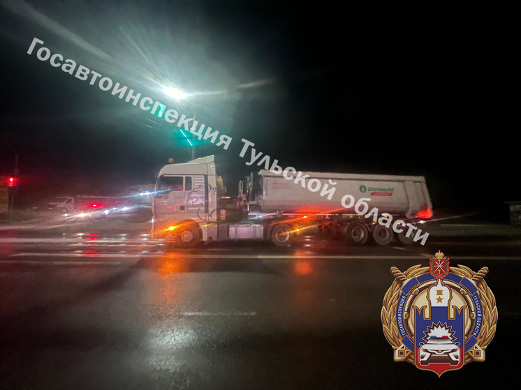 В Туле фура SITRAK снесла легковушку, а после влетела в бетонное ограждение