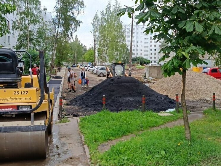 На Завеличье во дворе укладывают новый асфальт