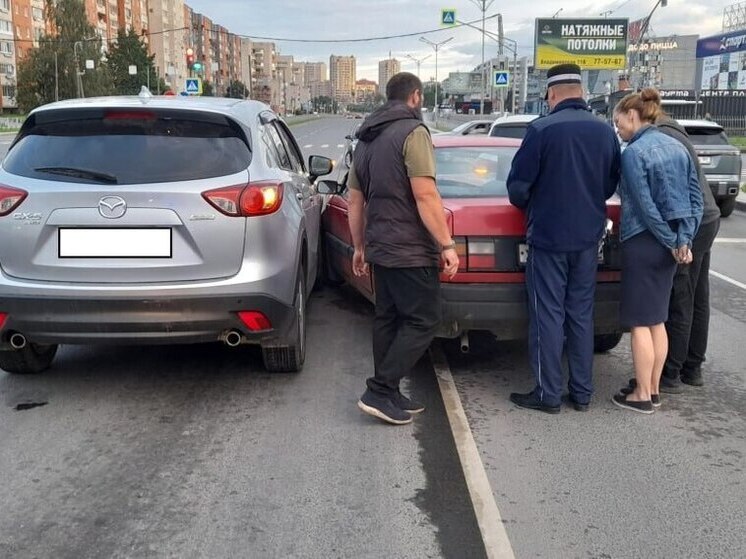 Знакомство в ДТП: в Пскове мужчина на "Фольксвагене" наехал на женщину на "Мазде"