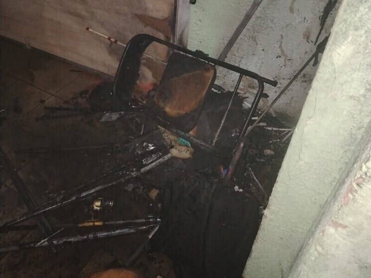 В Пионерском сгорел мотоцикл на лестничной площадке многоквартирного дома