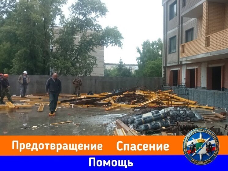 В Новосибирске на стройке обрушилась конструкция: один рабочий погиб, второй госпитализирован